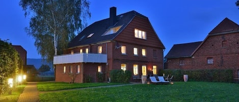 Majoituspaikan julkisivu illalla/yöllä