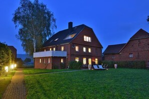 Fassade der Unterkunft – Abend/Nacht