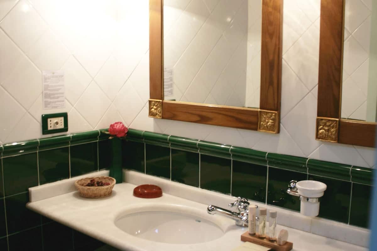 suite, 1 bedroom | bathroom sink