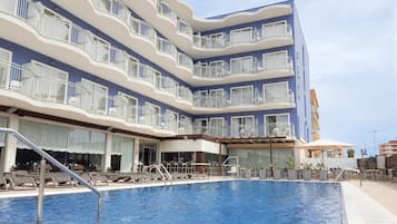 Seasonal outdoor pool, open 10:00 AM to 7:00 PM, pool loungers
