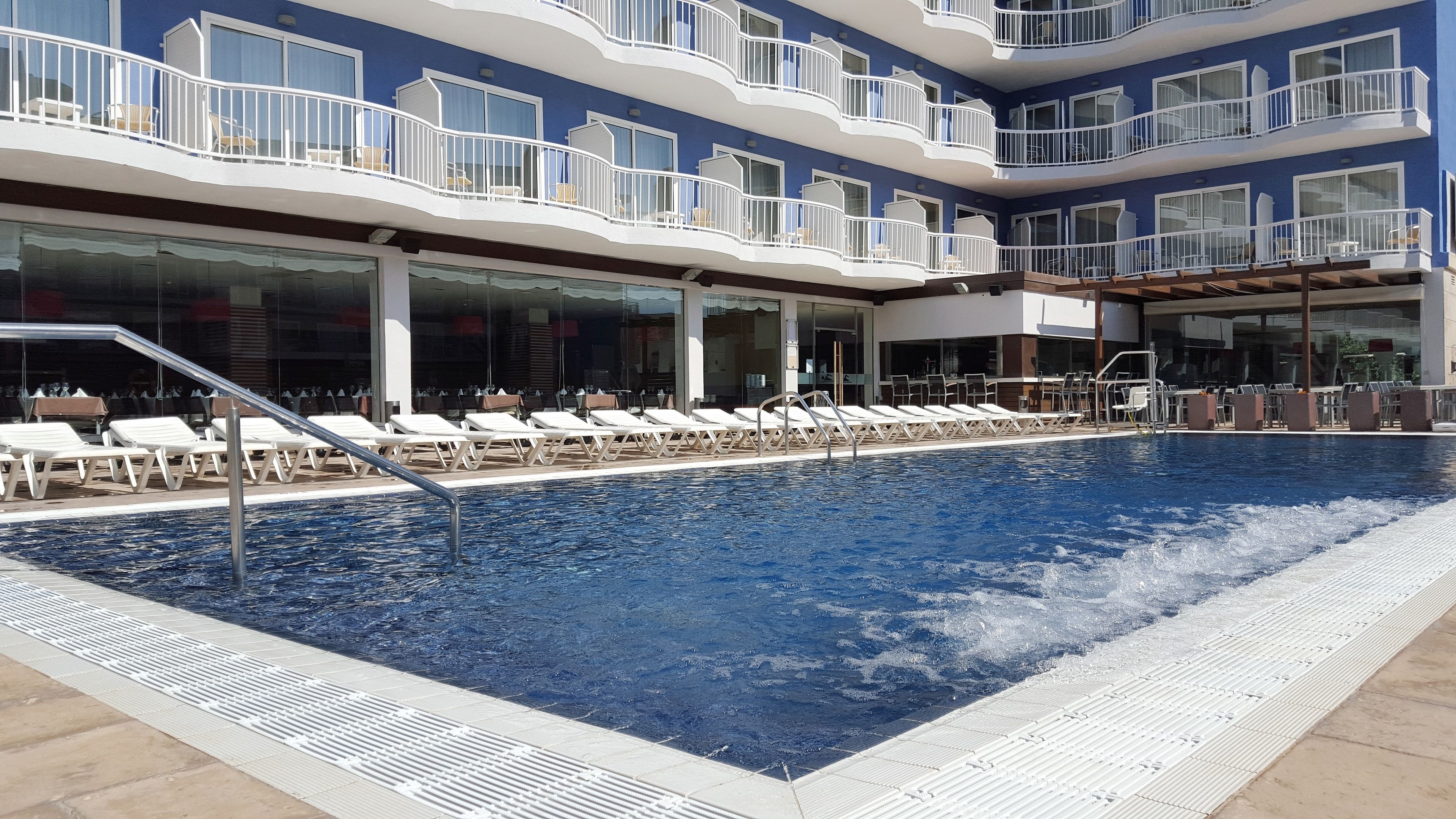 seasonal outdoor pool, open 10:00 am to 7:00 pm, pool loungers