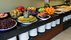 A buffet with various fruits and desserts. - Hotel Cesar Augustus (Cambrils)