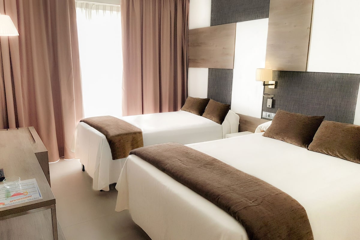 Minibar, desk, blackout drapes, WiFi (free)