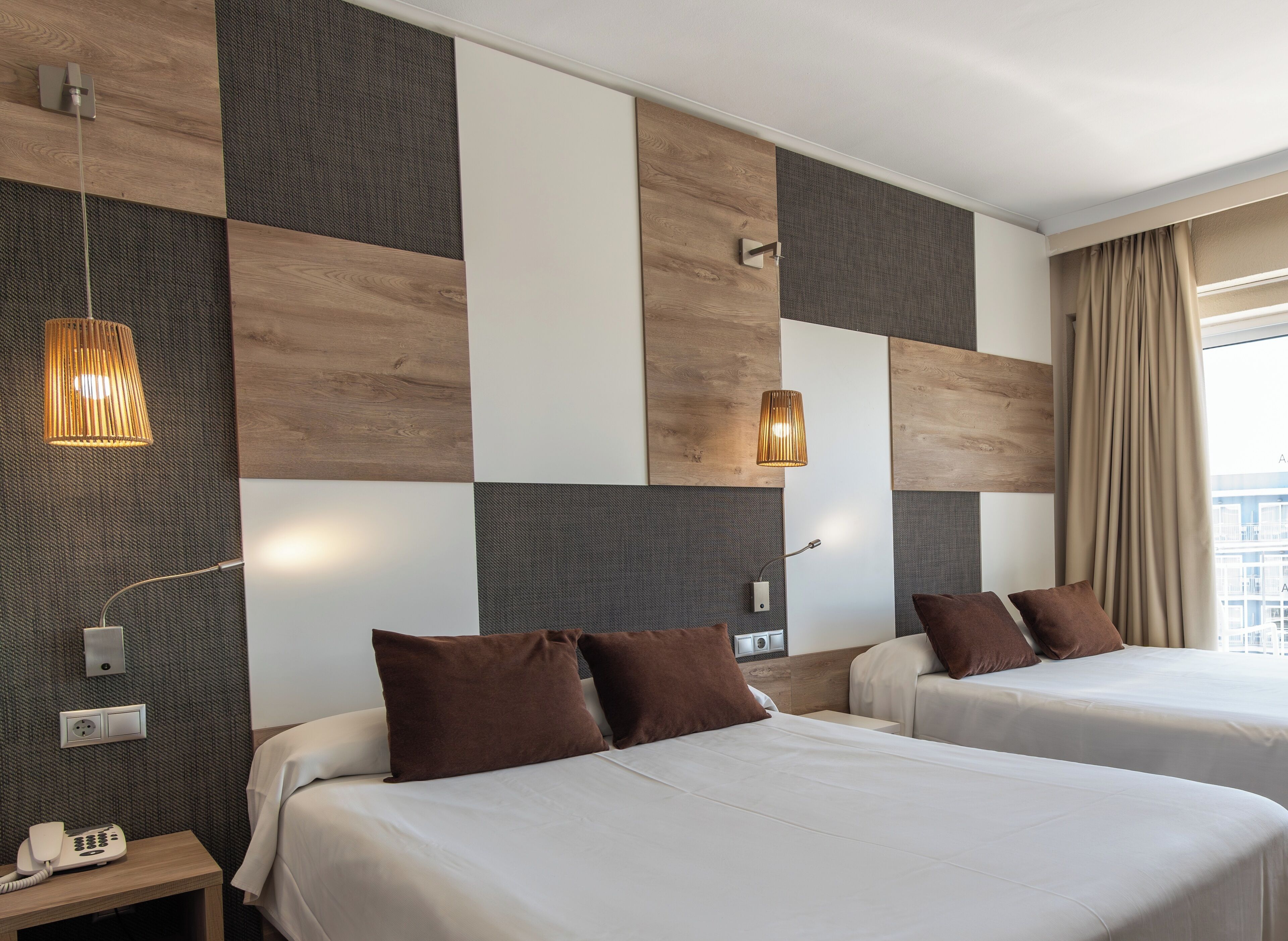 Een minibar, een bureau, verduisterende gordijnen, gratis wifi