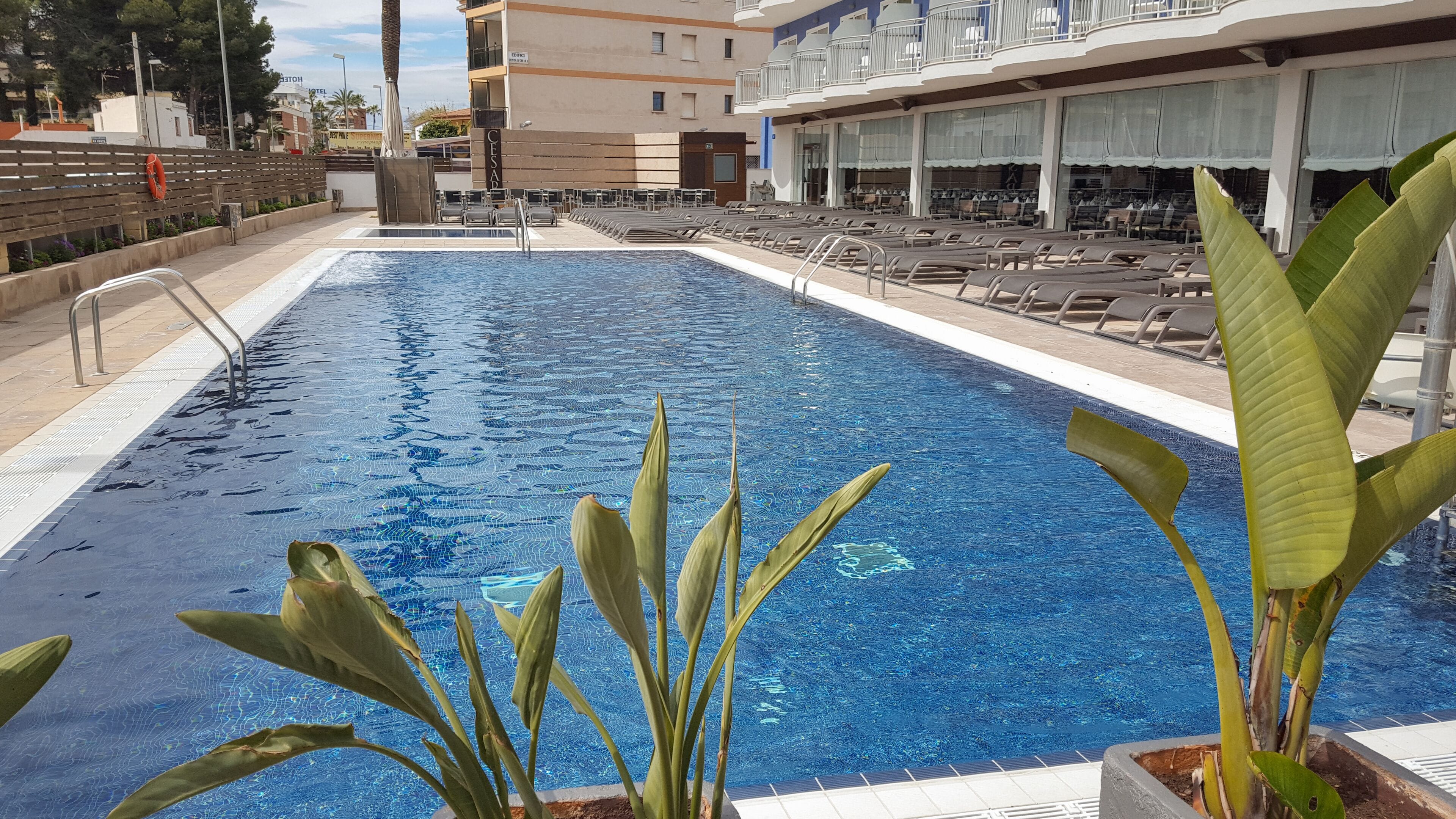 Una piscina al aire libre de temporada (de 10:00 a 19:00), tumbonas