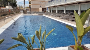Seasonal outdoor pool, open 10:00 AM to 7:00 PM, sun loungers - Hotel Cesar Augustus (Cambrils)