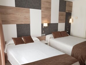 Minibar, desk, blackout drapes, free WiFi - Hotel Cesar Augustus (Cambrils)