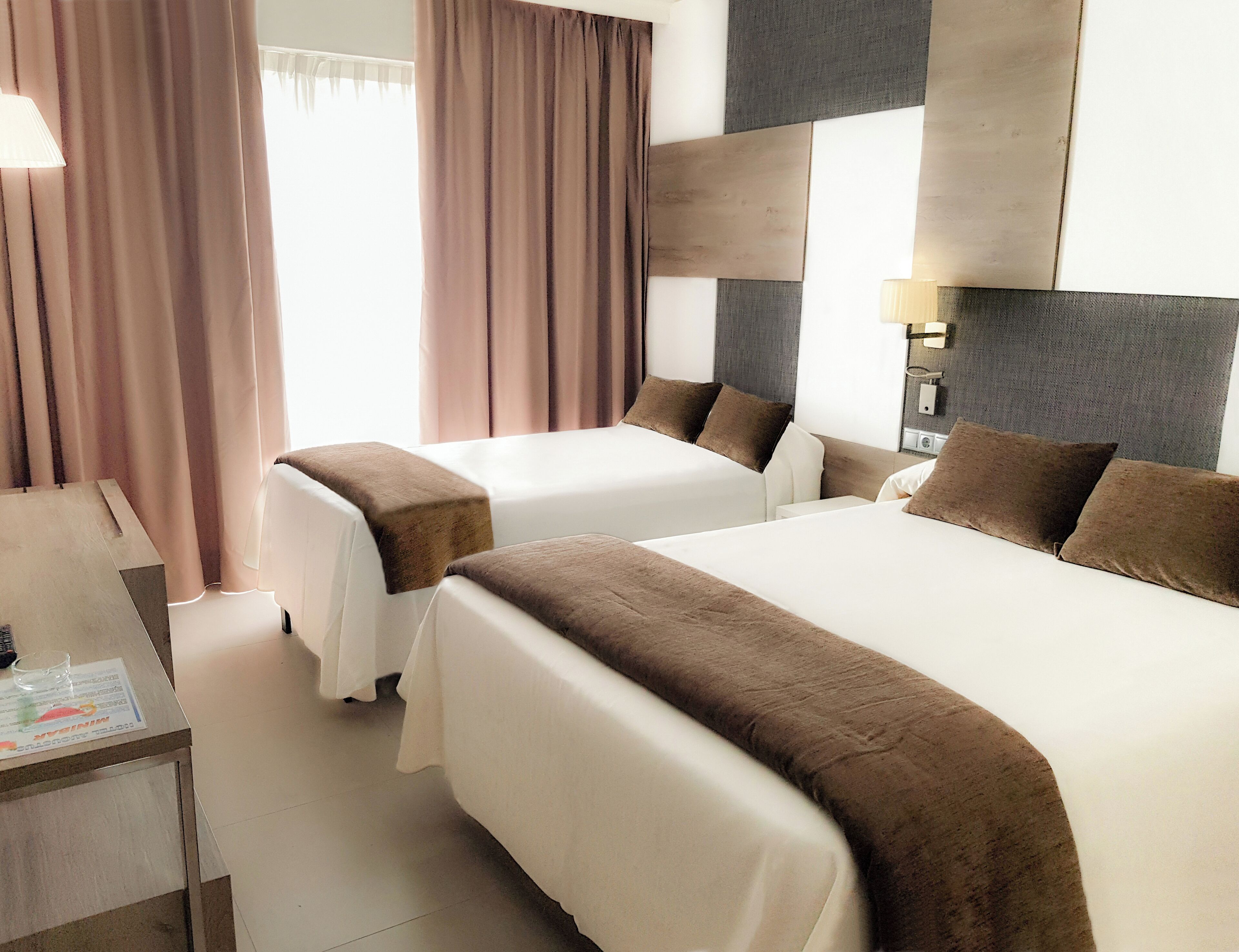 Een minibar, een bureau, verduisterende gordijnen, gratis wifi