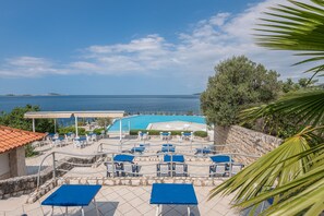 Piscine extérieure, parasols de plage, chaises longues