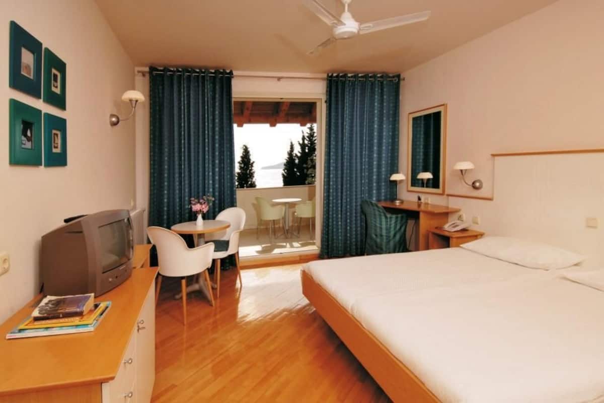 Studio Suite, Balcony (for 3 persons, Sea Side View) | Lakens van Egyptisch katoen, een bureau, een strijkplank/strijkijzer