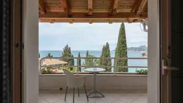 Biancheria in cotone egiziano, una scrivania, ferro/asse da stiro