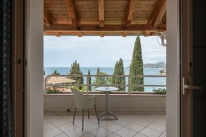 埃及棉床单、办公桌、熨斗/熨衣板、免费婴儿床