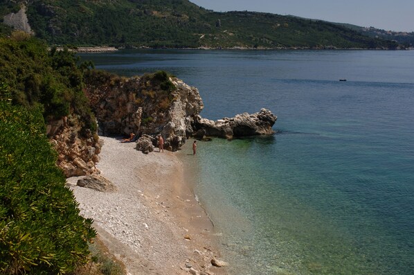 Beach nearby, sun loungers, beach umbrellas, scuba diving - Villas Plat (Zupa dubrovacka)