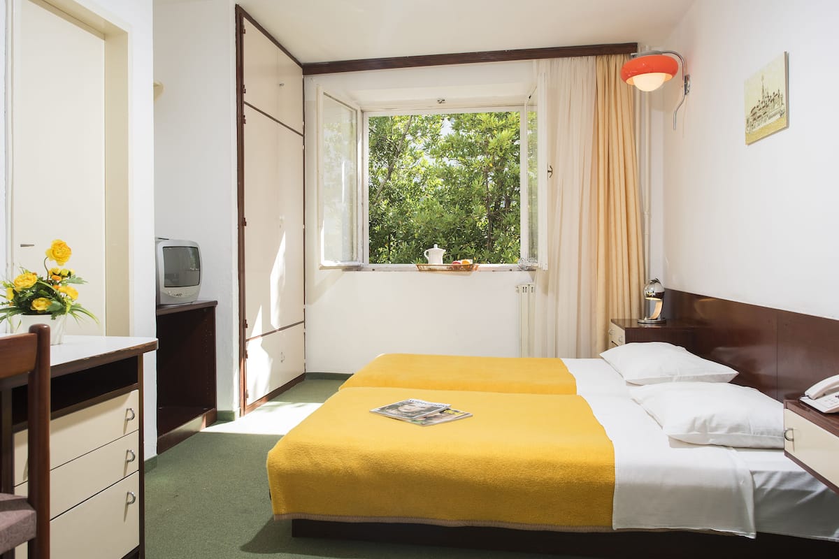 Standard Double Room | In-room safe