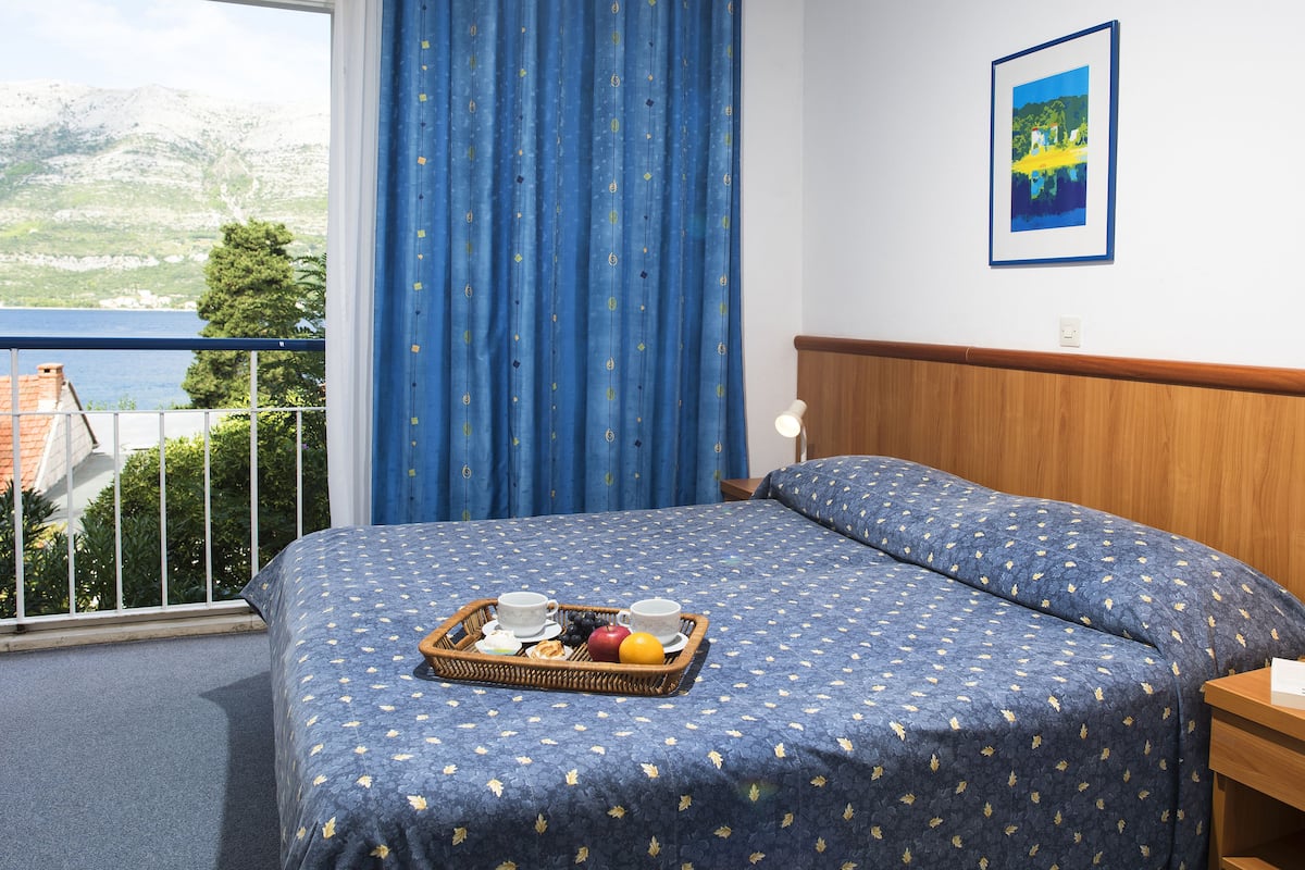 Superior Double Room, Sea View | In-room safe