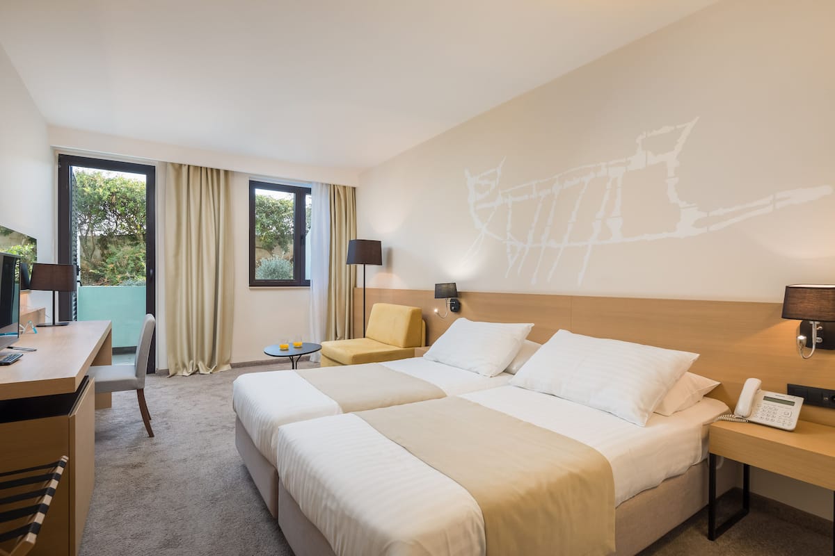 Superior double room with balcony, additional bed | 1 habitación, ropa de cama hipoalergénica y minibar