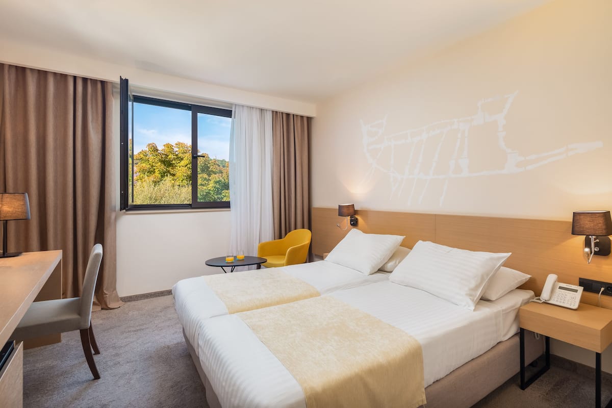Habitación doble estándar | Baño | Regadera, amenidades de baño gratuitas, secadora de cabello, toallas