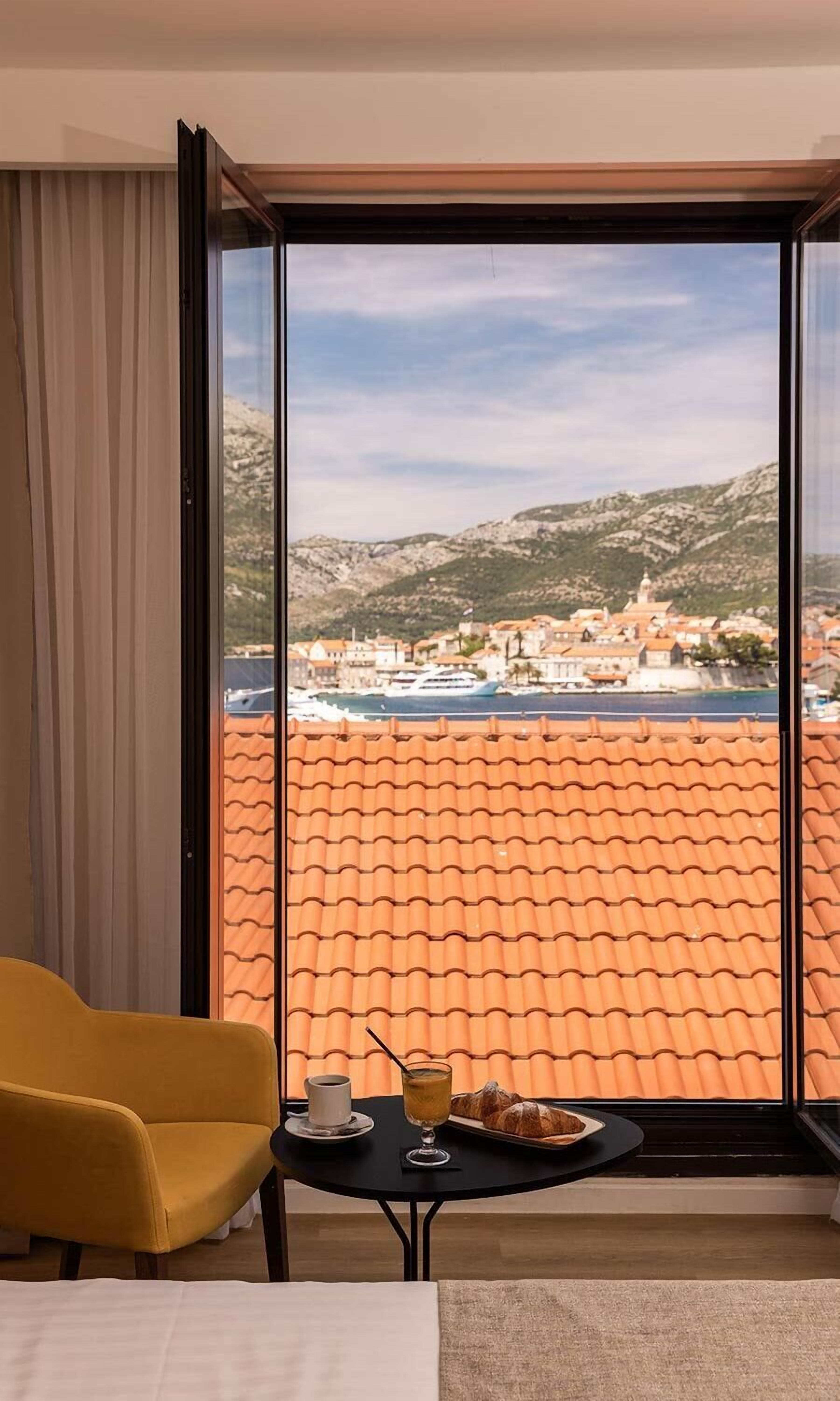 standard double room, seaside | 1 bedroom, hypo-allergenic bedding, minibar, in-room safe