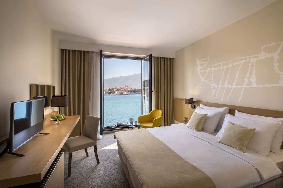 Superior double room with seaside balcony | 1 habitación, ropa de cama hipoalergénica y minibar