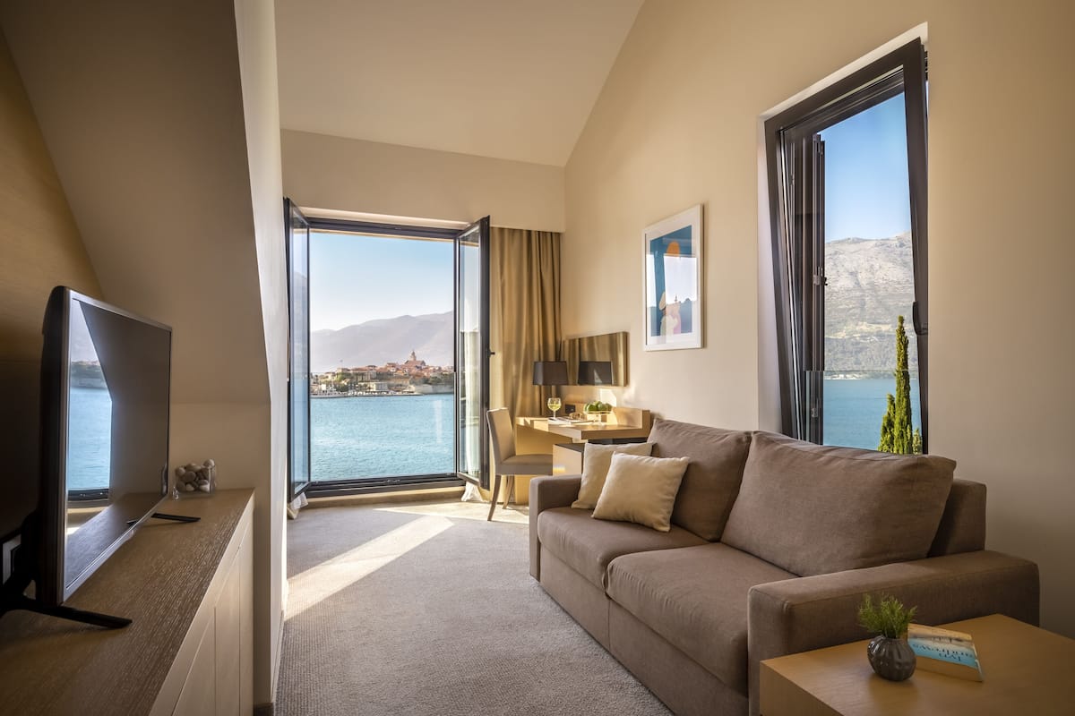 Superior suite with seaside balcony | 1 habitación, ropa de cama hipoalergénica y minibar