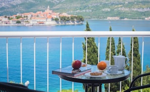 Superior double room with seaside balcony, additional bed | Vista desde la habitación