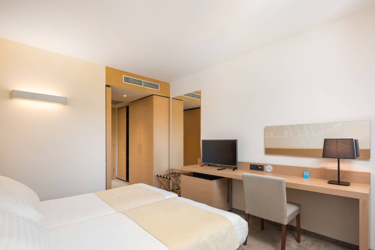 1 bedroom, hypo-allergenic bedding, minibar, in-room safe