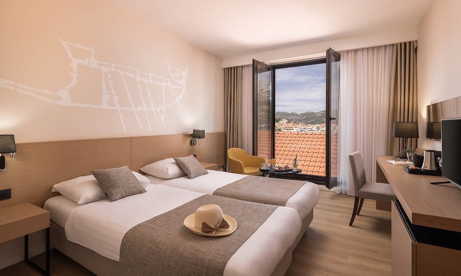 Standard double room, seaside | Allergitestade sängkläder, minibar och värdeförvaringsskåp på rummet