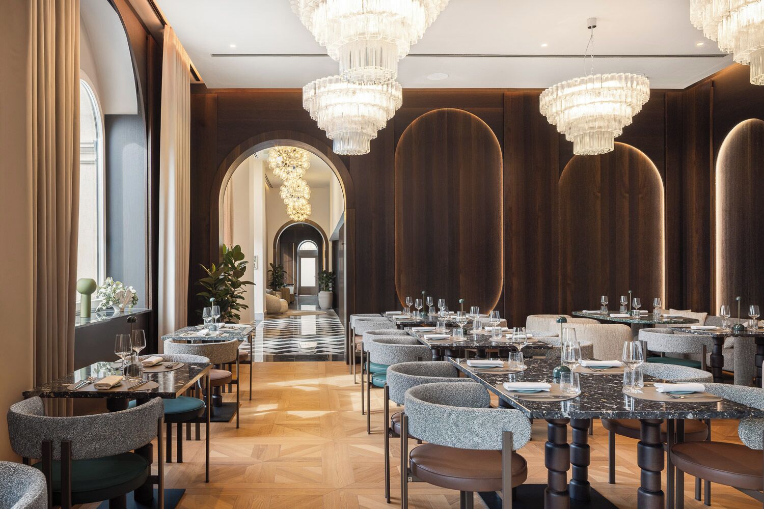 供應早餐、午餐及晚餐