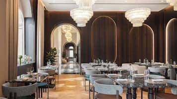Petit déjeuner, déjeuner et dîner servis sur place
