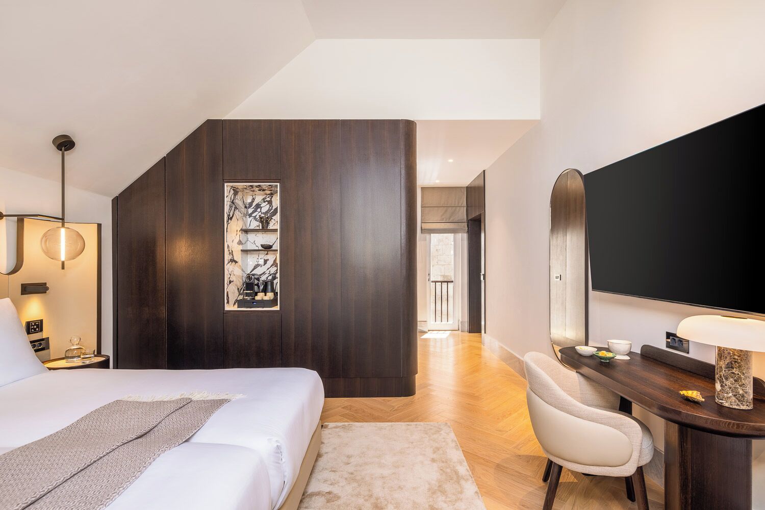 Habitación superior con 1 cama doble o 2 individuales | Ropa de cama de alta calidad, minibar, caja fuerte