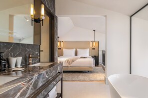 Deluxe maisonnette | Luxe beddengoed, een minibar, een kluis op de kamer, een laptopwerkplek