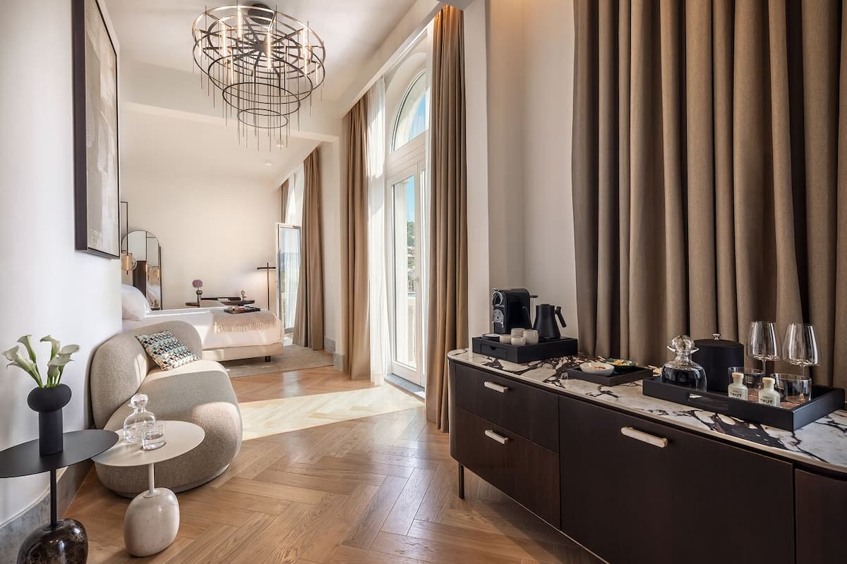 Luxury suite with sea view balcony