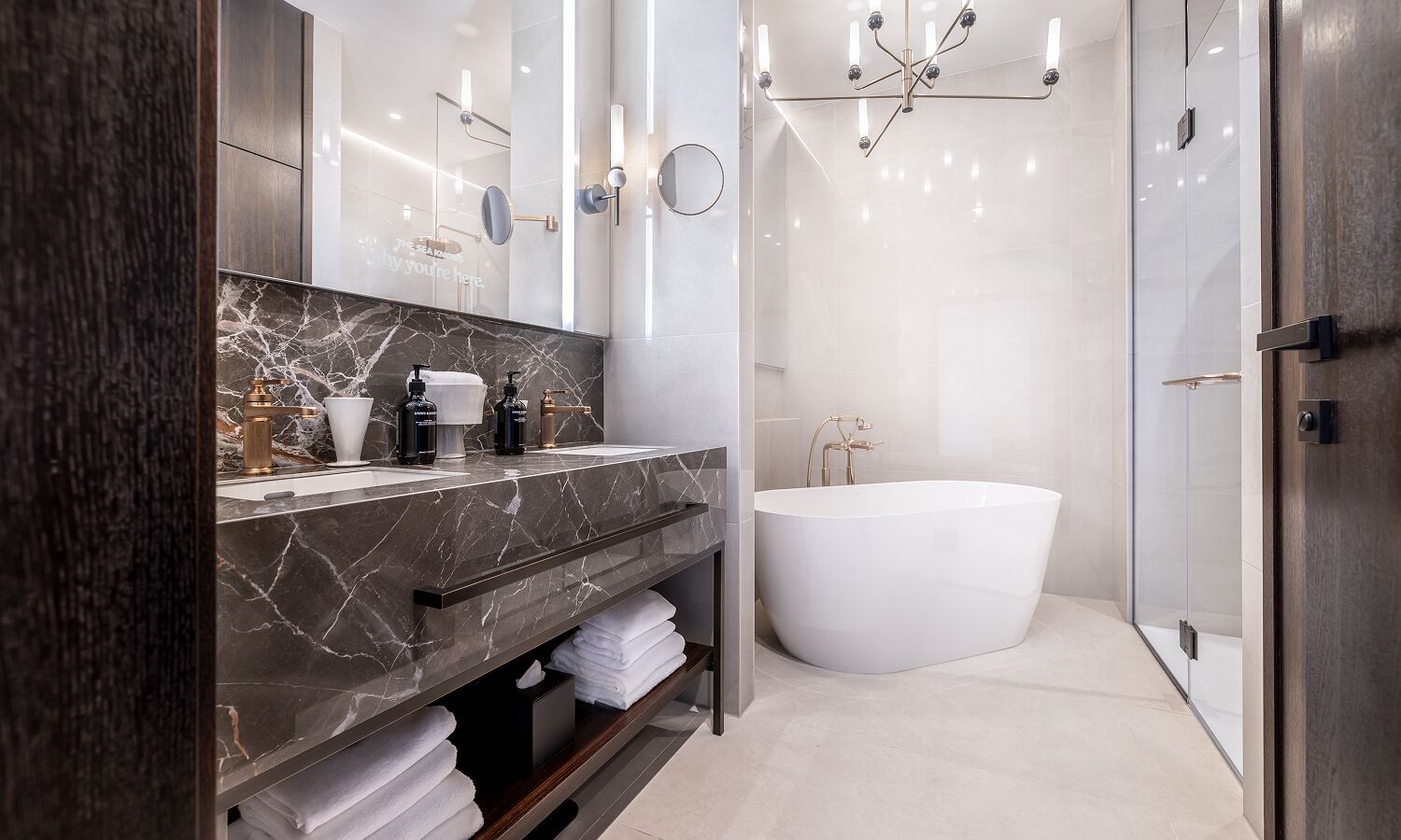 Luxury suite with sea view balcony | Badrum | Dusch, gratis toalettartiklar, hårtork och badrock