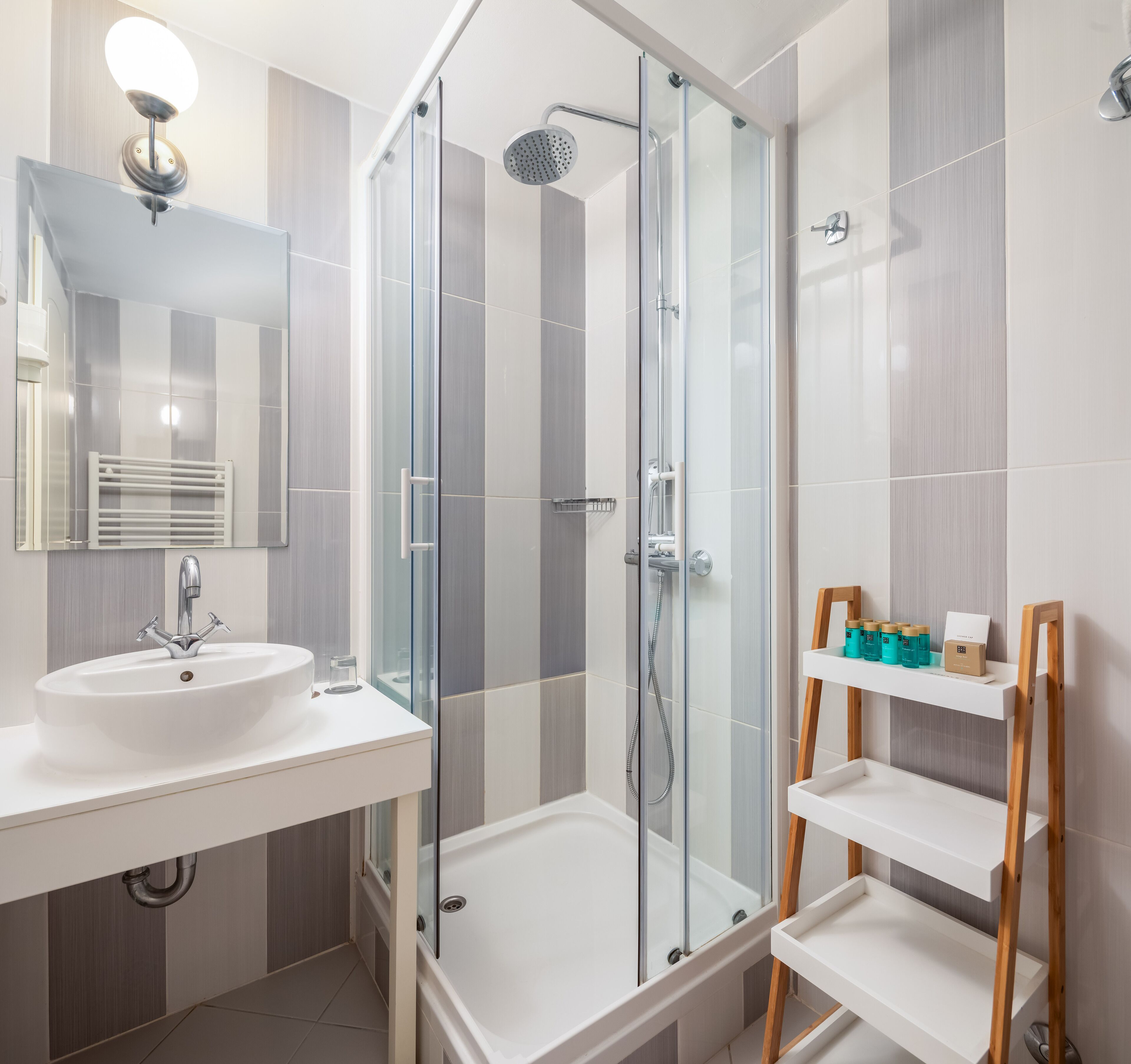 standard double room | bathroom | shower, free toiletries, hair dryer, towels