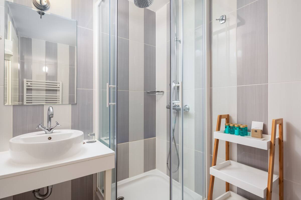 standard double room | bathroom | shower, free toiletries, hair dryer, towels