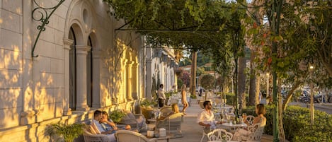 Petit-déjeuner, déjeuner et dîner servis sur place