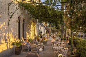 Se sirven desayunos, comidas y cenas 