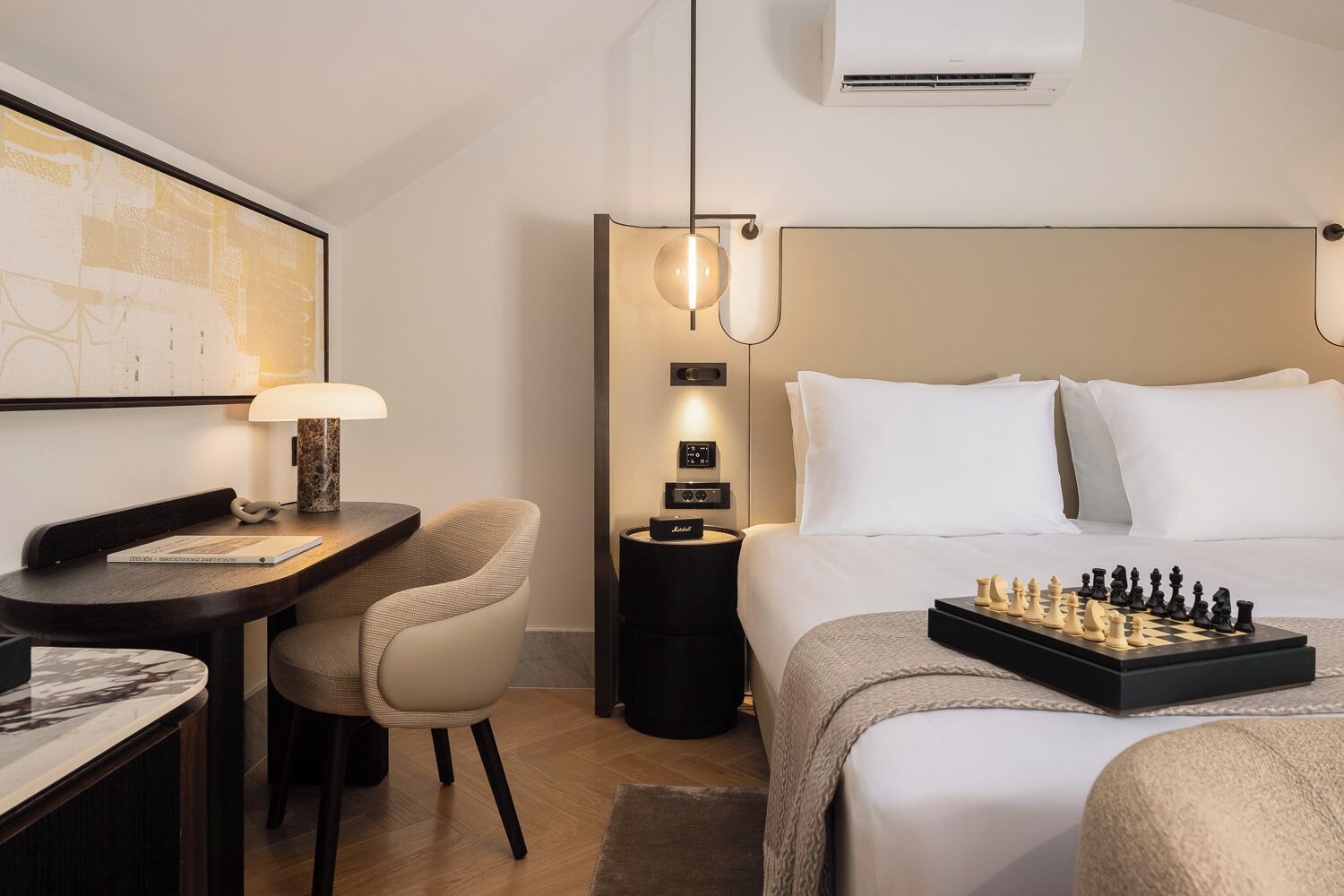 Habitación superior con 1 cama doble o 2 individuales | Ropa de cama de alta calidad, minibar, caja fuerte