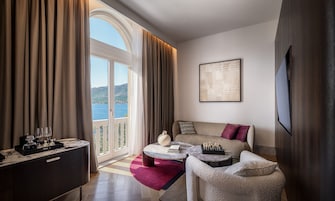 Luxury suite with sea view balcony | Oppholdsområde | En 56-tommers LED-TV med Parabol-TV samt TV