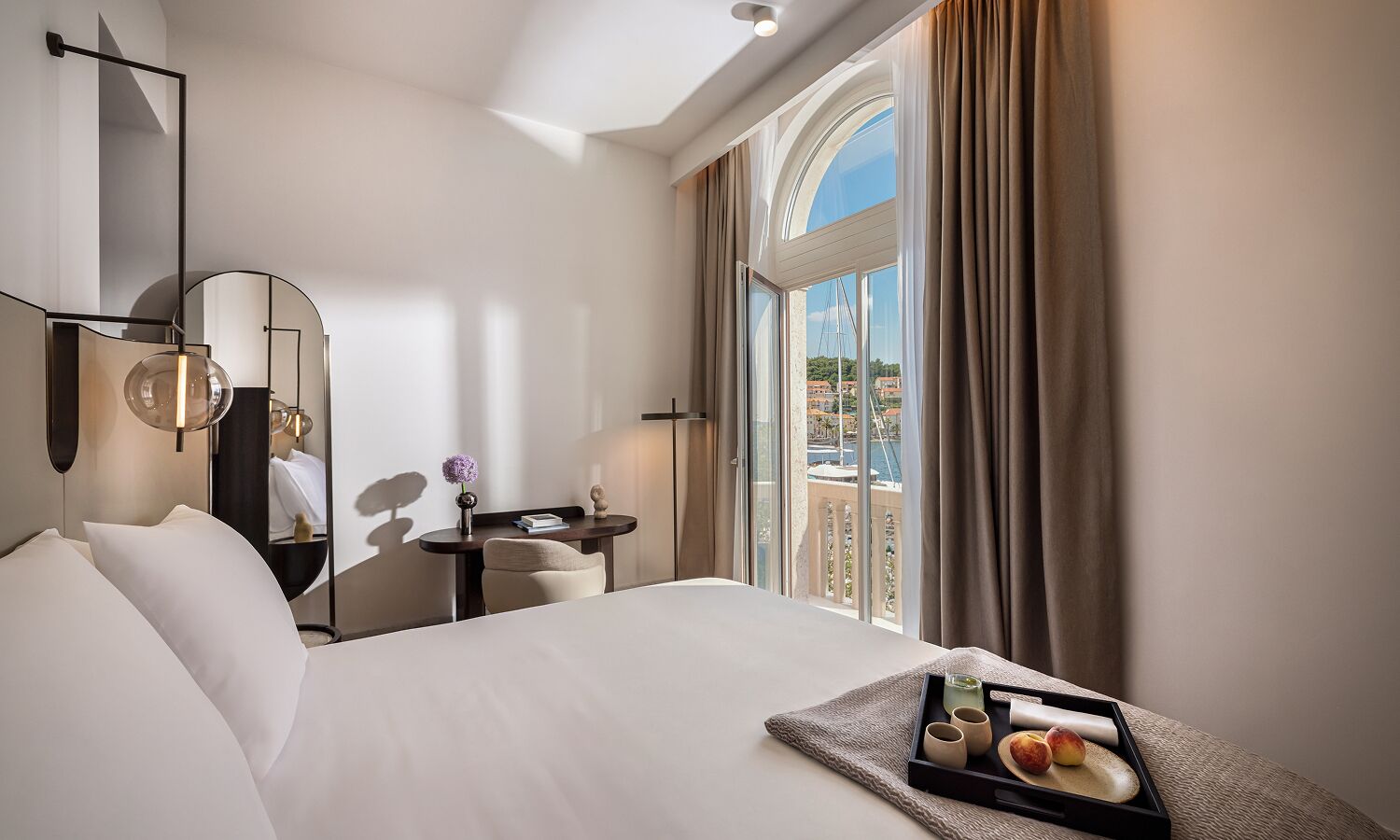 Luxury suite with sea view balcony | Literie de qualité supérieure, minibar, coffres-forts dans les chambres