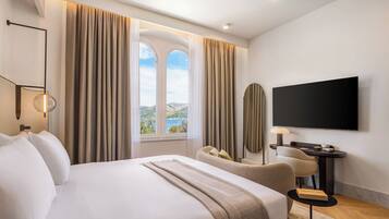 Superior Double Room, Sea View | Premium bedding, minibar, in-room safe, laptop workspace