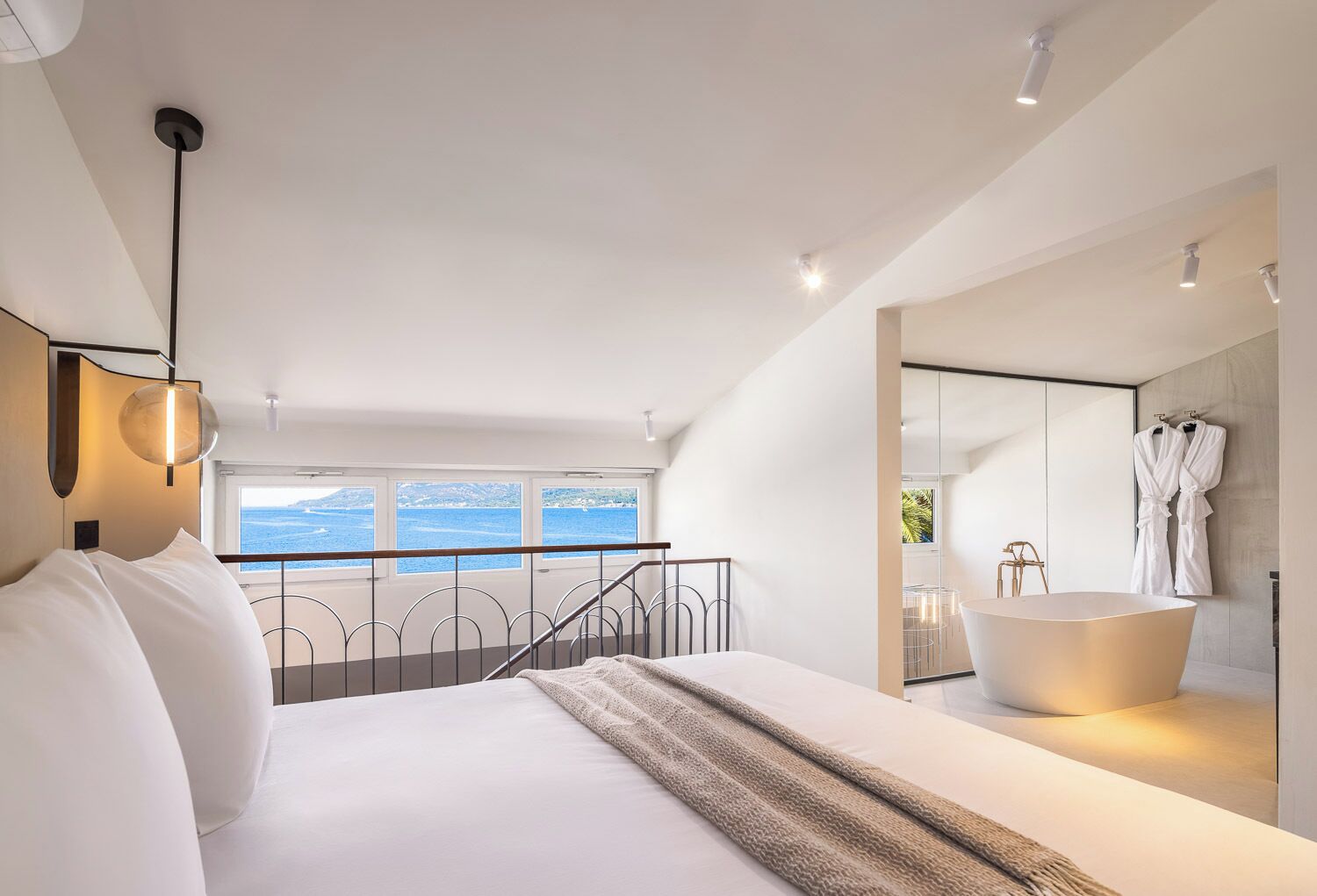 Deluxe Duplex Suite with Sea View | Ropa de cama de alta calidad, minibar, caja fuerte