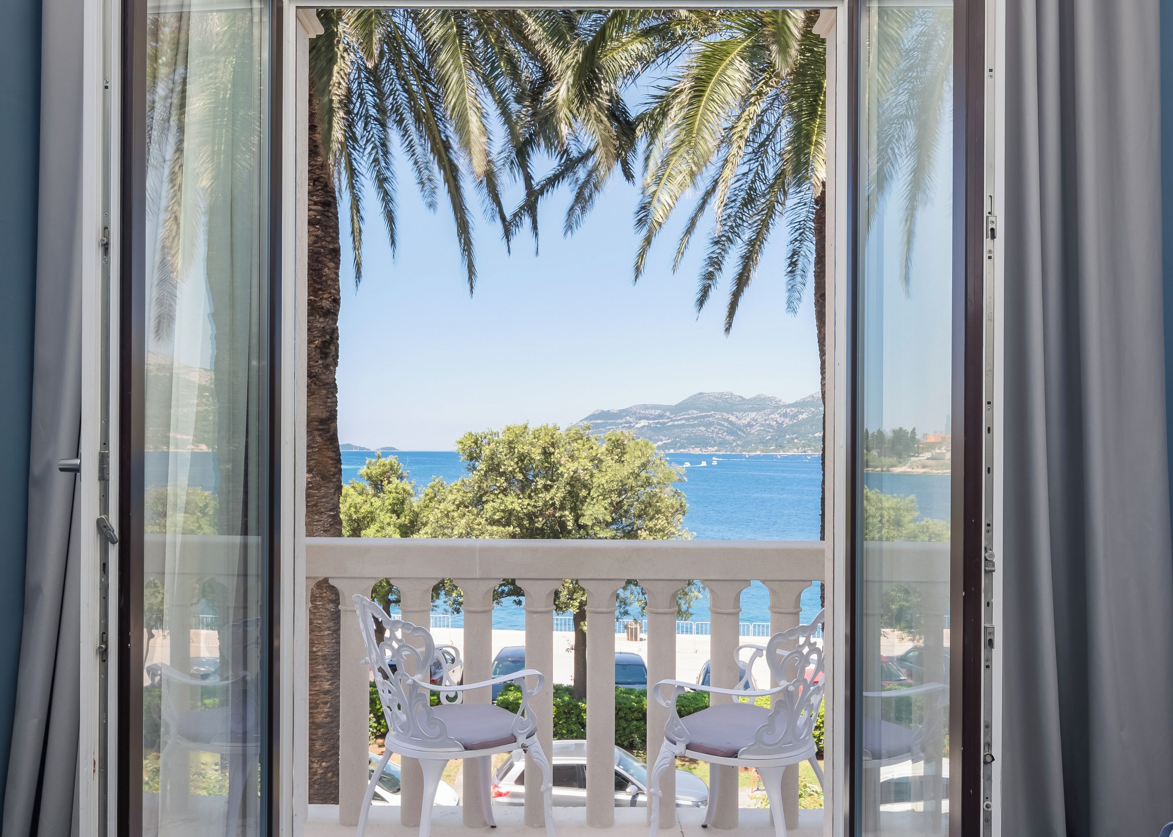 Luxury suite with sea view balcony | 고급 침구, 미니바, 객실 내 금고, 노트북 작업 공간