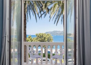 Luxury suite with sea view balcony