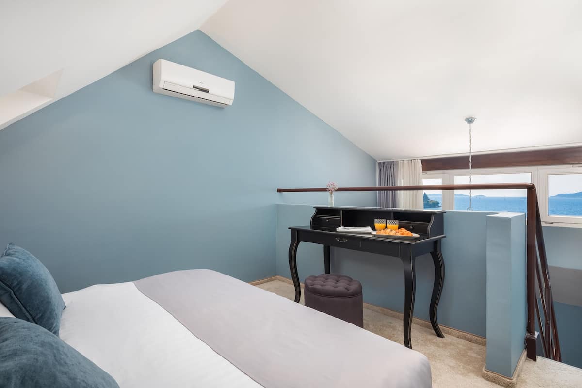 Comfort Suite | Premium bedding, minibar, in-room safe, laptop workspace