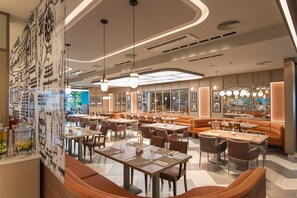 2 restaurants; breakfast, lunch, and dinner served - MARITIM Hotel Amelia (Albena)