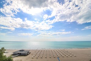 Beach nearby, white sand, sun-loungers, beach umbrellas - MARITIM Hotel Amelia (Albena)
