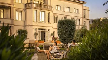 Melion luxury suite with balcony | Hypo-allergenic bedding, minibar, iron/ironing board (on request)