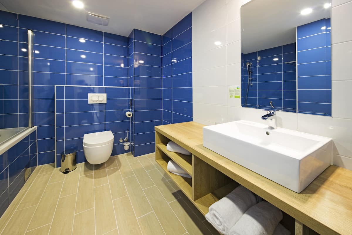 superior double room, balcony | bathroom | free toiletries, hair dryer, towels