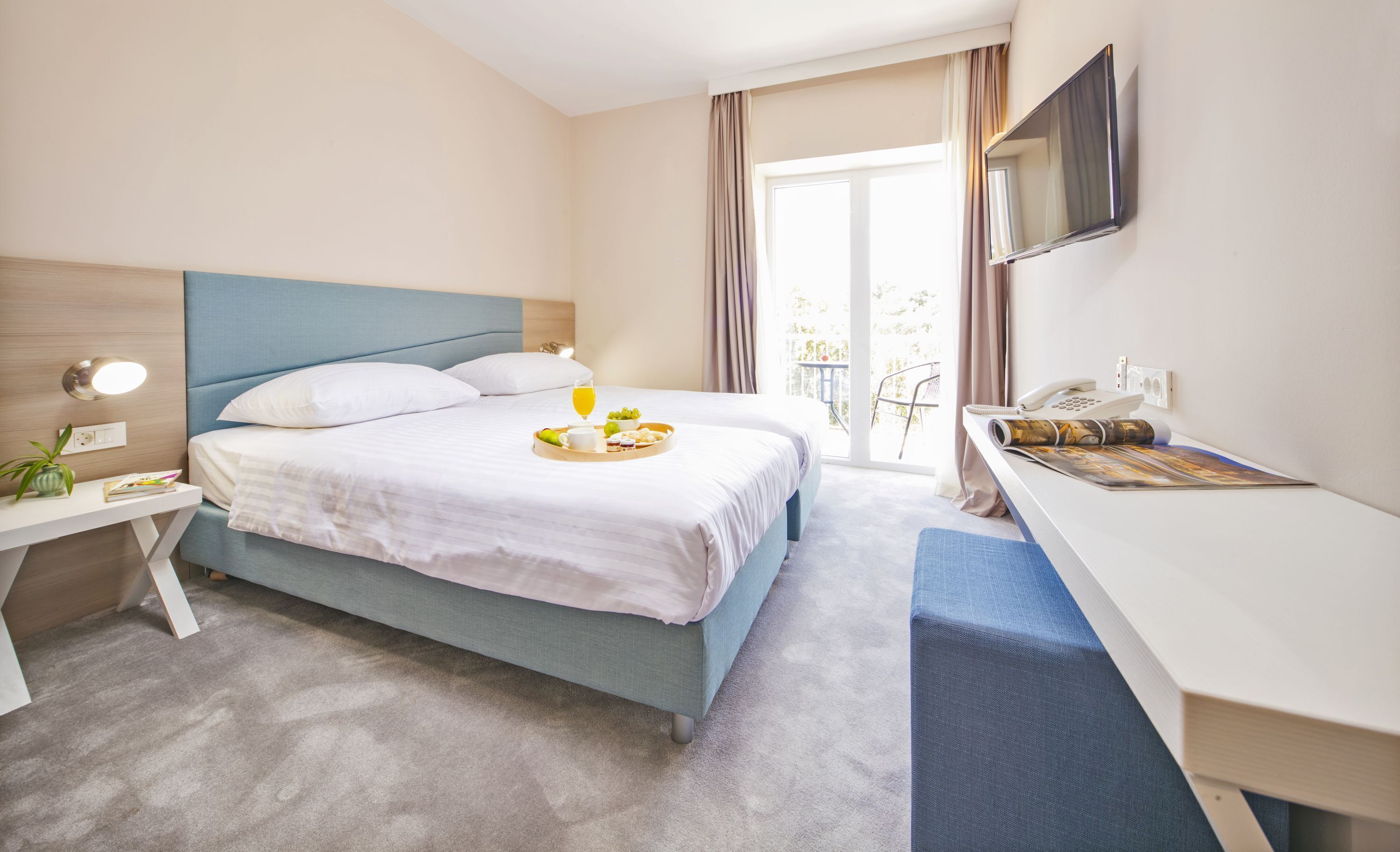 Hypo-allergenic bedding, minibar, iron/ironing board, free WiFi